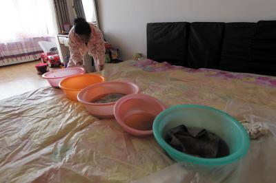 日喀则楼上漏水，住户失联，小区没物管，业主维权难！律师来支招……